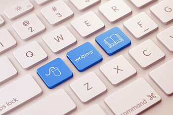 Fernstudium drei blaue Tasten auf Tastatur