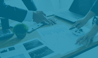 Unternehmensberatung studium teaserbild Ein Unternehmensberater berät einen Kunden