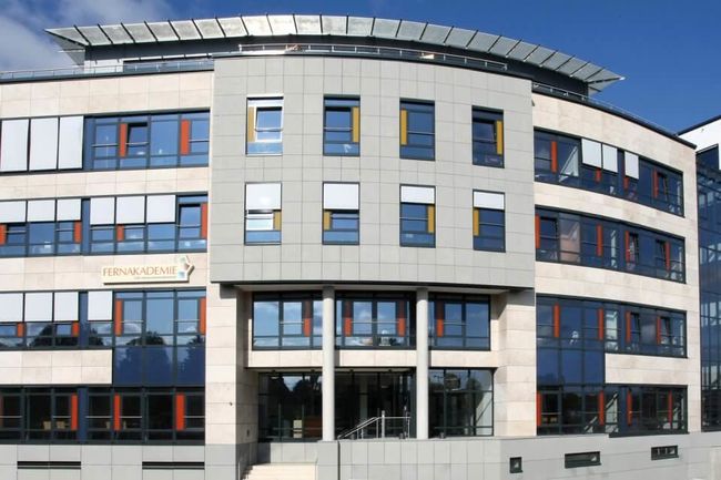 Alle Fernlehrgänge der Fernakademie sind staatlich geprüft und zugelassen Alle Fernlehrgänge der Fernakademie sind staatlich geprüft und zugelassen