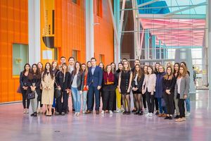 ArTeM, unser transdisziplinärer ArtsTechnologyManagement Ansatz, bereitet Studierende auf die Herausforderungen der heutigen Arbeitswelt vor und trainiert ihre Fähigkeit innovative Lösungsansätze zu entwickeln.