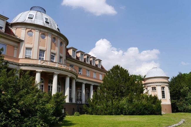 Sitz der MSB Medical School Berlin ist die Siemens Villa in Berlin Lankwitz.