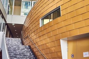 Unser Foyer mit dem großen goldenen Ei (Auditorium) ist der Dreh- und Angelpunkt im Gebäude