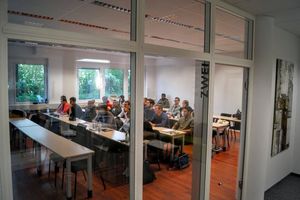 Durch das Lernen in kleinen Gruppen entsteht ein intensiver Austausch