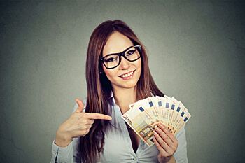 Junge Frau hält Geldscheine in der Hand