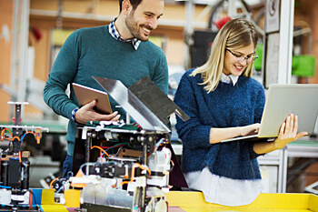 Mitarbeiter helfen einander