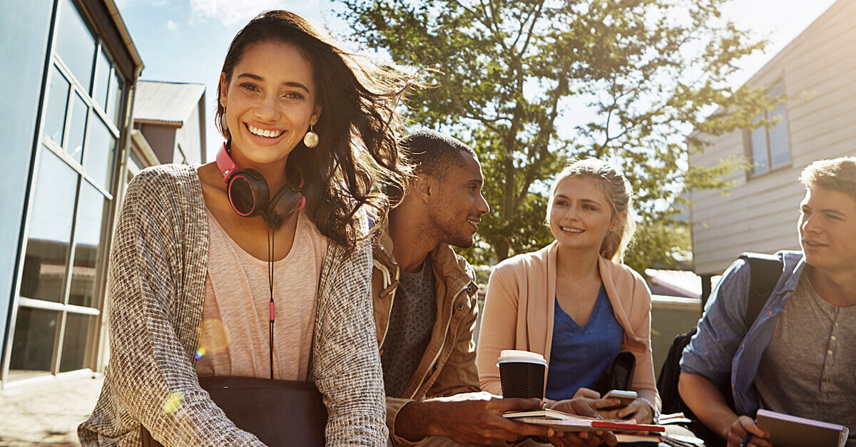 ein Gruppe Studenten auf einem Campus