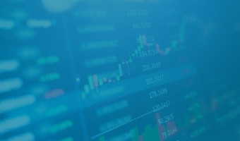 Wirtschaft Studium Teaser Finanzdiagramme auf digitaler Anzeige