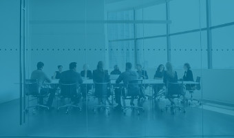 Business development teaser Business Development Managern diskutieren im Büro