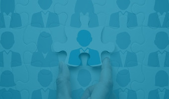 Hr studium teasercard im Hintergrund: Puzzleteile mit potenziellen Bewerbern, im Vordergrund: zwei Finger, die ein Puzzleteil mit Bewerber einordnen