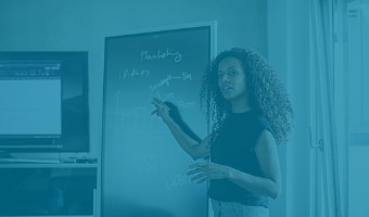 Marketing studium teaser Frau steht vor einer Tafel und hält eine Präsentation