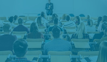 Oekonomie teaser Ökonomie Studierende hören eine Vorlesung im Hörsaal