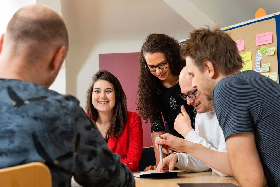 Das familiäre Umfeld an der HMS bietet die Möglichkeit eines intensiven Studiums in kleinen Gruppen mit enger Betreuung der Studierenden durch Dozierende und Mitarbeitende. Das familiäre Umfeld an der HMS bietet die Möglichkeit eines intensiven Studiums in kleinen Gruppen mit enger Betreuung der Studierenden durch Dozierende und Mitarbeitende.