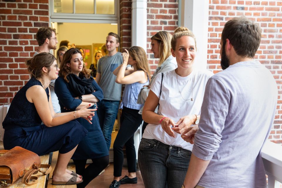 Wer an der HMS studiert, wird Teil eines exklusiven, breit aufgestellten Netzwerkes aus Mitstudierenden, Alumni, Dozierenden und Unternehmenskontakten. Wer an der HMS studiert, wird Teil eines exklusiven, breit aufgestellten Netzwerkes aus Mitstudierenden, Alumni, Dozierenden und Unternehmenskontakten.
