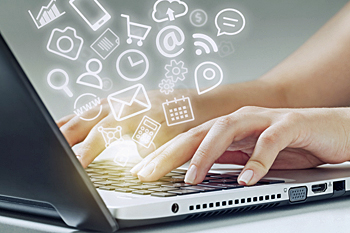 Datenbank Suche Frau am Laptop mit Icons